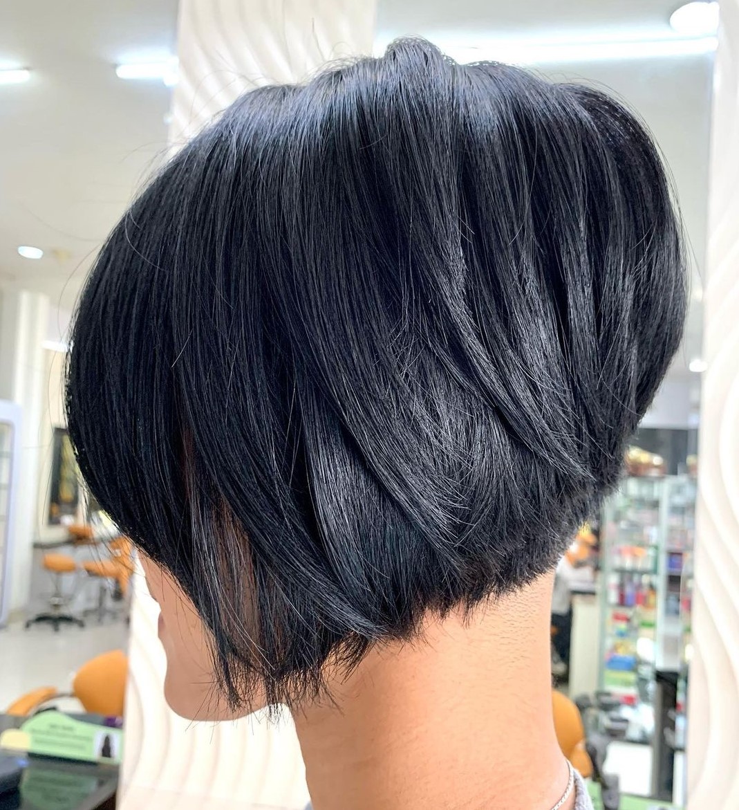 Jaw-Length Inverted Bob with Chunky Layers